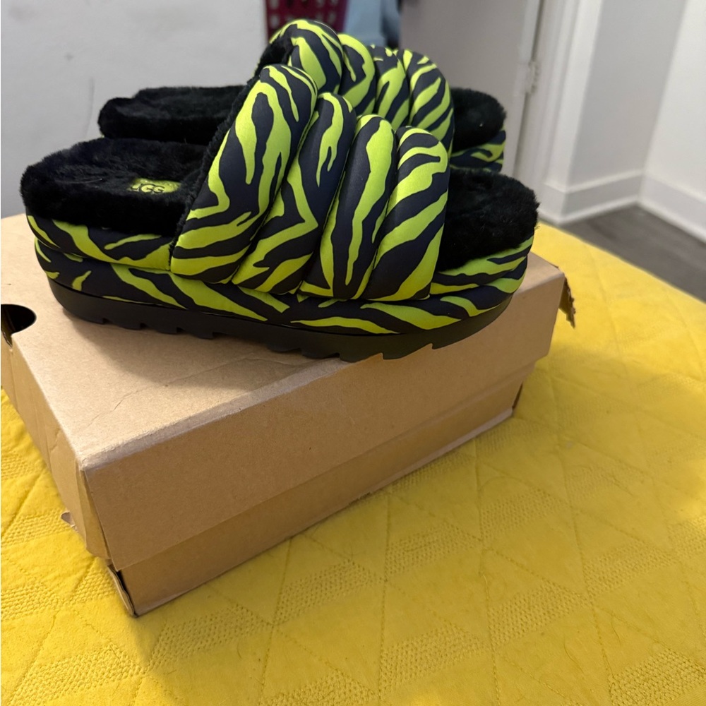 Ugg Lime Green Zebra Print Slippers size 6